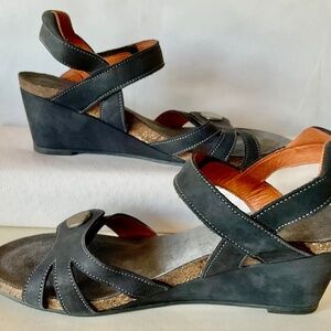 Women’s Taos  black wedge sandals size 41 EU new with box